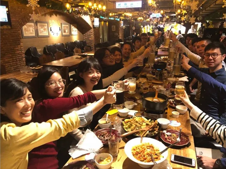 BMG 台北團隊聚餐舉杯慶祝